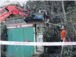  ?? PHOTO: DANIEL BIRCHFIELD ?? Fixup...The facade of a Chelmer St garage has been reinforced after its concrete roof collapsed yesterday.