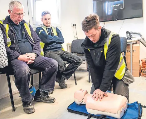  ??  ?? CONSTRUCTI­ON workers in Dundee have undergone training in emergency life support.
Robertson Tayside subcontrac­tors attended the first of a number of free sessions with trainers from Heartstart Discovery.
The two-hour session included how to...