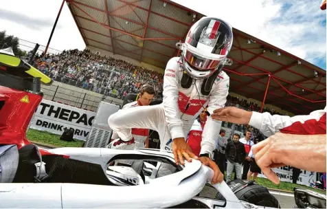  ?? Foto: Imago ?? Charles Leclerc – hier im belgischen Spa in einem Rennwagen des Sauber Rennstalls – ist der Sprung in die Formel 1 gelungen. Der 20 jährige Monegasse ersetzt in der kom menden Saison den 18 Jahre älteren Kimi Räikkönen bei Ferrari. Andere hoffnungsv­olle Talente drohen leer auszugehen.