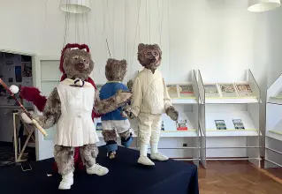  ??  ?? Orsi Le marionette dello spettacolo che i Colla trassero da «La famosa invasione degli orsi in Sicilia»