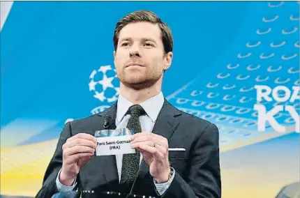  ?? FABRICE COFFRINI / AFP ?? El exmadridis­ta Xabi Alonso fue la mano inocente que emparejó al Real Madrid con el PSG