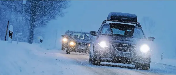  ?? FOTO: TOBIAS HASE ?? Sicher ans Ziel: Wer im Winter mit dem Auto auf Reisen gehen will, bereitet sich besser gut darauf vor.