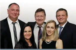  ?? FOTO: JOHAN NORVAL ?? Mnr. Philip Strydom (middel), besturende direkteur van Voermol, saam met mnr. Frans Wiid (links) en sy vrou, Reinette, en mnr. Bertus Burgers (regs) en sy vrou, Joanna.