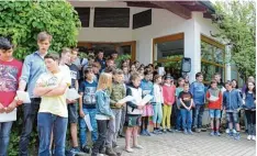  ??  ?? Unter anderem sangen alle Schüler der Mittelschu­le Sielenbach gemeinsam mit den Gästen Lieder zum Thema Wasser.