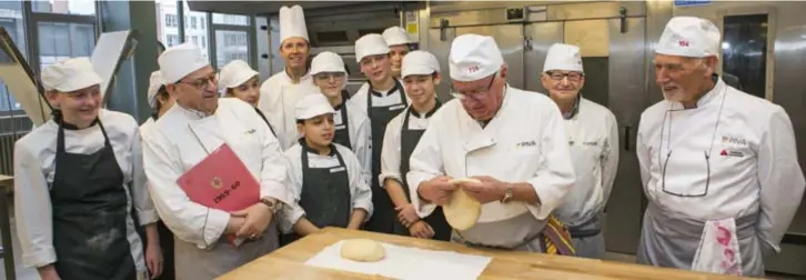  ?? FOTO'S DIRK KERSTENS ?? Ludo Boeckstyns (79) geeft de leerlingen een snelcursus. “Tof dat oudleerlin­gen eens terugkomen”, vindt Mohamed, vooraan aan de hoek van de tafel.