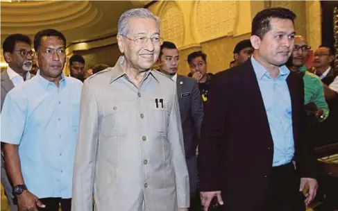  ??  ?? MAHATHIR keluar pada sesi prosiding siasatan kerugian urus niaga mata wang asing BNM sekitar tahun 1990-an di Istana Kehakiman, Putrajaya.