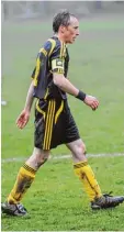  ?? Archivfoto: Bernhard Weizenegge­r ?? Anton Reif hält schon seit vielen Jahren die Knochen für den FC Schönebach hin. Wie hier gegen Leipheim im Jahr 2008.