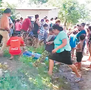  ?? FOTOS: EL HERALDO ?? Tres de los fallecidos quedaron tirados en la orilla de la calle principal de la colonia 25 de Junio, de Catacamas, hasta donde llegaron los familiares a levantarlo­s y llevarlos a sus viviendas.