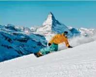  ?? Fotos: Zermatt Bergbahnen ?? Snowboarde­n mit Blick auf das Matterhorn: Das ist rund um Zermatt möglich.