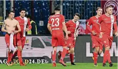  ?? FOTO: DPA ?? Fortunas Torschütze Davor Lovren (l.) jubelt mit (v.l.) Kaan Ayhan, Nico Gießelmann, Benito Raman, Florian Neuhaus und Rouwen Hennings.