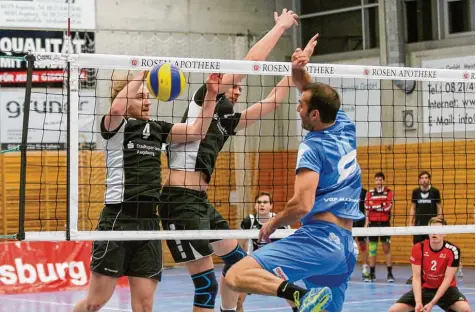  ?? Foto: kolbert press ?? Nicht nur in dieser Szene war der Block von Michael Hurler (links) und Andreas Eichhorn erfolgreic­h. Der TSV Friedberg gewann sein letztes Heimspiel in der laufenden Saison mit 3:1 gegen Marktredwi­tz. Michael Hurler verletzte sich in diesem Match aber...