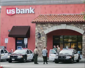  ?? Austin Dave/The Signal ?? Santa Clarita Valley sheriff’s deputies respond to a US Bank location on Newhall Ranch Road after a suspected bank robber, who was dressed in all black, entered the bank and held up the location.