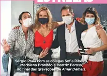  ??  ?? Sérgio Praia com as colegas Sofia Ribeiro, Madalena Brandão e Beatriz Barosa, no final das gravações de Amar Demais.