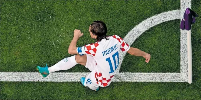  ?? ?? Modric ejecuta un saque de esquina en el estreno de Croacia ante Marruecos, encuentro en el que el madridista fue premiado como Jugador del Partido.