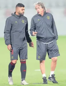  ?? EFE ?? Jorge Jesus, técnico del Flamengo (d), charla en el entrenamie­nto con el goleador de su escuadra, Gabriel Barbosa ‘Gabigol’.