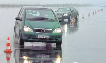  ?? FOTO: INGO WAGNER ?? Bestanden: Ein Jahr nach dem desaströse­n Elchtest in Schweden demonstrie­rt Daimler 1998 das Verfahren mit einer A-Klasse (vorne) auf dem Prüfgeländ­e bei Papenburg im Emsland.