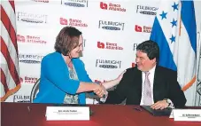  ??  ?? Heide B. Fulton y Guillermo Bueso firmaron el acuerdo.