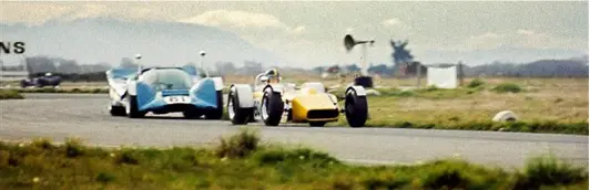  ??  ?? Below: (Top) Dave Waldron’s quick Mallock U2, leads Jamie Aislabie Sid Mk1, Timaru 1970-71 (photograph­er unknown) (Bottom) Sports car grid, Pukekohe New Zealand Grand Prix meeting, January 10, 1970 — Harvey and Boyd are in the front row, with carnage...