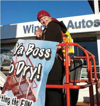  ?? PHOTOS: CONTRIBUTE­D ?? GOOD CAUSE: Courtney Gleeson from CLO Lawyers waves goodbye as she is raised up in the cherry picker for the 2016 Hang Ya Boss Out To Dry in aid of the Toowoomba Hospice. LEFT: As the cherry picker was raised up into the air.