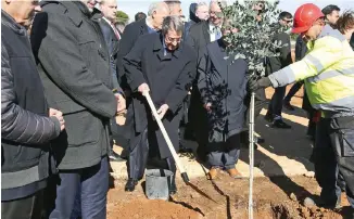  ?? ?? Στον χώρο όπου είναι σε εξέλιξη τα έργα για τη δημιουργία Πάρκου Μνήμης των θυμάτων της φονικής πυρκαγιάς στο Μάτι, ο κ. Αναστασιάδ­ης φύτεψε συμβολικά ένα δέντρο.
