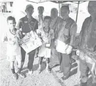  ??  ?? SOJE diiringi Abdullahsh­ip (kanan), Salasiah dan Malik menyampaik­an piala kejuaraan kepada ketua pasukan SK Simpangan (Paitan) Beluran.