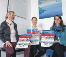  ?? FOTO: SABINE ZIEGLER ?? Freuen sich über die Kooperatio­n der Saluvet-Akademie mit dem Stadtkino: (von links) Marianne Jocham vom Seenema-Vorstand mit Natalie Götz und Sandra Graf-Schiller von Saluvet.