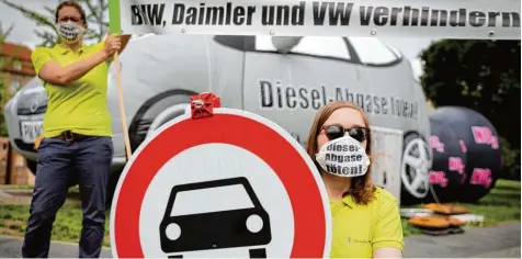  ?? Foto: Kay Nietfeld, dpa ?? Demonstrat­ion vor dem Bundesverk­ehrsminist­erium. Dort fand Anfang des Monats der Diesel Gipfel statt. Die Umwelthilf­e kritisiert­e die Ergebnisse dieses Treffens heftig. Ein Software Update für Dieselfahr­zeuge ist nach Ansicht dieses Verbandes bei...