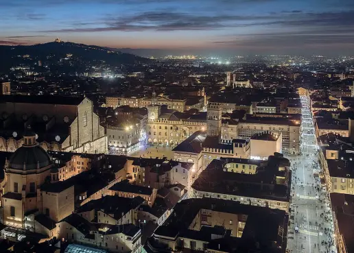  ??  ?? Tetti e luci La foto del centro di Bologna dall’alto condivisa ieri su Facebook dal sindaco Virginio Merola. Lo scatto è di Giorgio Bianchi