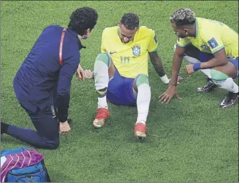  ?? ?? Neymar, en el suelo, atendido tras ser ‘cazado’. fue la imagen negativa de la noche para una ‘canarinha’ que sobre el césped mostró su papel de favorita al título