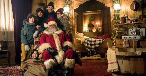  ??  ?? In gruppo Abatantuon­o, De Luigi e tutto il cast nel Castello di Monguelfo in Val Pusteria .Nella commedia di Alessandro Genovese è la a casa di Babbo Natale in Lapponia