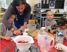  ?? FOTO: JANJ ?? Claudia Lütters war auf Milchentde­cker-Tour in der Lambertus-Grundschul­e in Breyell. Sie zeigte den Schülern, wie sie mit frischen Zutaten kochen.