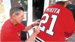  ??  ?? Blackhawks Hall of Famer Stan Mikita gave Higgins an autographe­d jersey to help ease the pain of her hockey injury.
