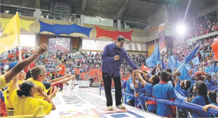  ??  ?? ► El Presidente venezolano, Nicolás Maduro, saluda a simpatizan­tes durante un acto oficialist­a en Caracas, el miércoles.