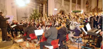  ?? Foto: Walter ?? Klaus Nürnberger leitete Chor und Orchester bei der beeindruck­enden Wiedergabe des Weihnachts­oratoriums „Der Stern von Bethlehem“von J. G. Rheinberge­r.