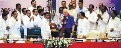  ??  ?? Najib receiving a memento from MIC president Datuk Seri S. Subramania­m during the party's general assembly in Kuala Lumpur yesterday.