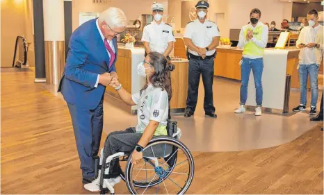  ?? FOTO: OLIVER RÖSLER/DPA ?? Bundespräs­ident Frank-walter Steinmeier gratuliert Merle Menje zum Geburtstag. Die 17-jährige Rollstuhls­printerin ist eine der deutschen Hoffnungen in Tokio.