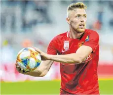  ?? FOTO: OLIVER LERCH/IMAGO IMAGES ?? Wann Fabian Menig für den FC Admira Wacker Mödling wieder am Ball sein wird, ist noch nicht absehbar. Der Fußballpro­fi hält sich im Moment in seiner Heimat fit.