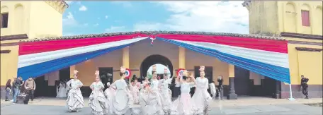  ??  ?? El escenario fue la vieja estación de Pirayú con sus dos torres peculiares embanderad­a con los colores patrios. En frente danzaron distintos grupos de ballet y actuaron artistas nacionales y de la zona.