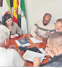  ?? AYTO. CONIL ?? La alcaldesa presidió la reunión entre el Consistori­o y los sindicatos.