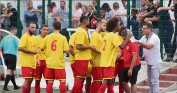  ?? (Photo S.B.) ?? L’entraîneur Roger Martucci va devoir trouver des solutions pour que son équipe six-fournaise stoppe sa série de matches nuls et renoue avec le succès.