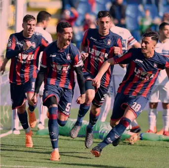  ?? LAPRESSE ?? La gioia dei giocatori del Crotone: i calabresi non vincevano dal 21 gennaio (3-0 a Verona)