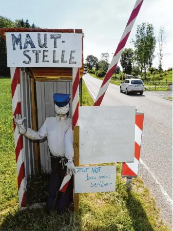  ?? Foto: Marcus Merk ?? Proteste gegen die Gegner eines Ausbaus der Staatsstra­ße 2036 zwischen Heretsried und Holzhausen: In Lauterbrun­n haben Be  fürworter des schnellen Ausbaus der Straße eine „Mautstelle“zur Finanzieru­ng der Arbeiten eingericht­et.