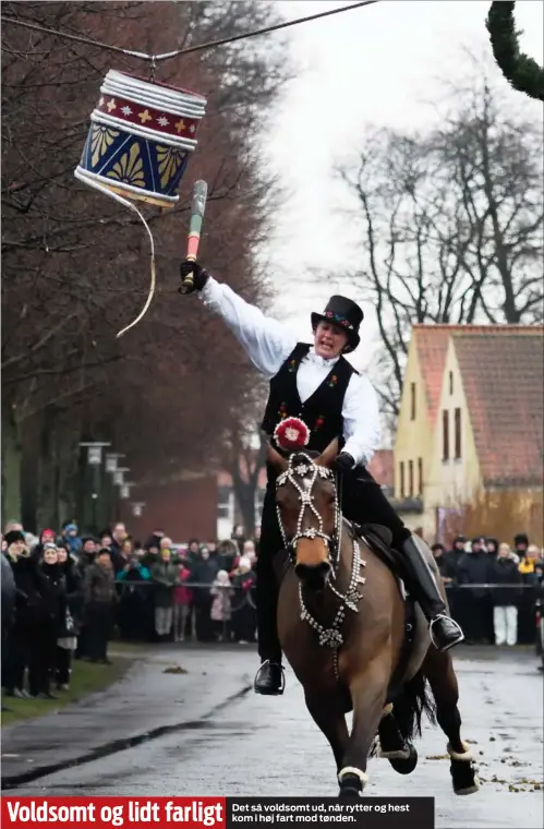  ??  ?? Voldsomt og lidt farligt Det så voldsomt ud, når rytter og hest kom i høj fart mod tønden.