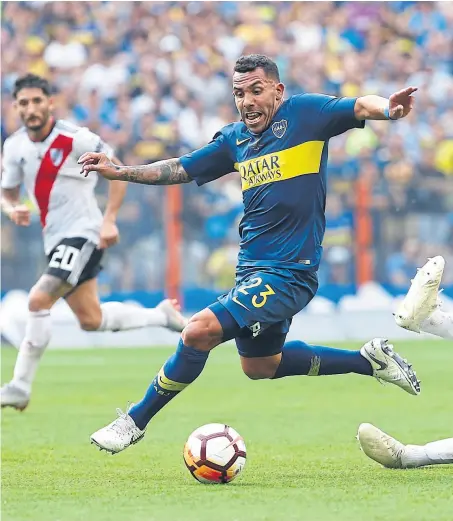  ??  ?? maidana no puede con tevez durante la primera final, en la bombonera; Gallardo y barros schelotto ya piensan larevancha con la convicción de que serán campeones