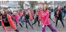  ?? FOTO: BECKERBRED­EL ?? Das Saarbrücke­r Bündnis „FrauenForu­m“fand für die Tanzaktion „One Billion Rising“gegen Gewalt an Frauen große Unterstütz­ung.