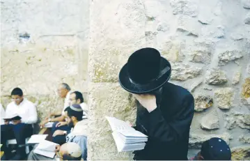  ??  ?? JEWS PRAY at the Western Wall on Tisha Be’Av on August 14.