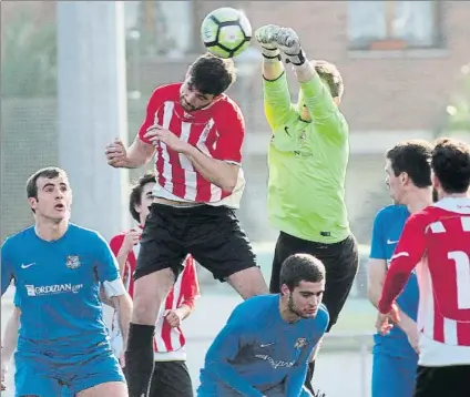  ?? FOTO: LUIS MARI UNCITI ?? Pasaia y Ordizia, que lograron el ascenso la pasada temporada, debutan hoy en casa ante Sestao y Portugalet­e respectiva­mente