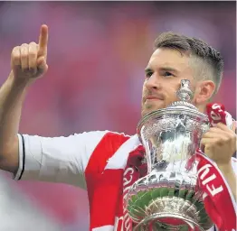  ??  ?? ● Aaron Ramsey ar ol ennill Cwpan FA Lloegr efo’i glwb Arsenal yn ddiweddar Laurence Griffiths/Getty Images