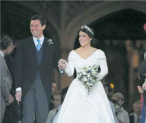  ??  ?? »La princesa Eugenia y su esposo, Jack Brooksbank, abandonan la capilla de San Jorge en Windsor (Reino Unido).