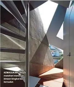  ??  ?? KEMASUKAN cahaya matahari menerusi binaan bingkai kaca bersudut.